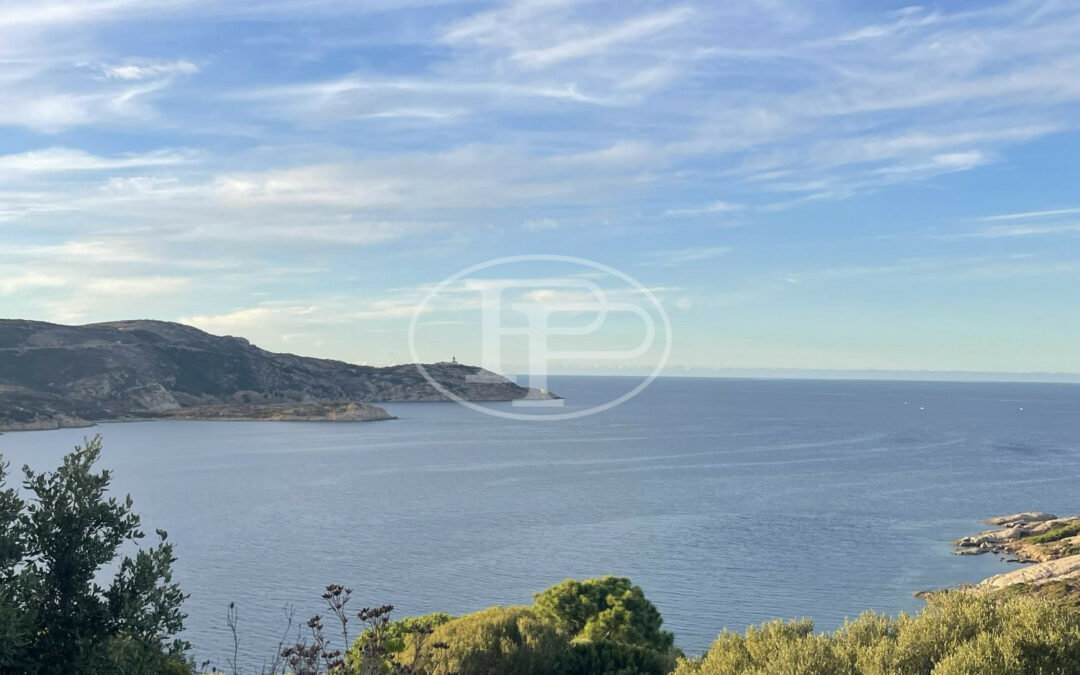 Vue imprenable sur la baie de Calvi et la citadelle